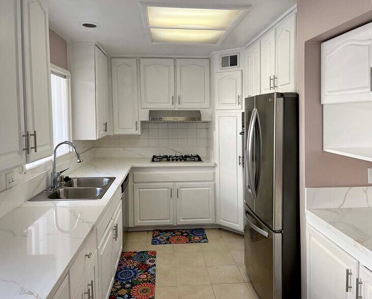 Kitchen - 5266 Lindley Ave