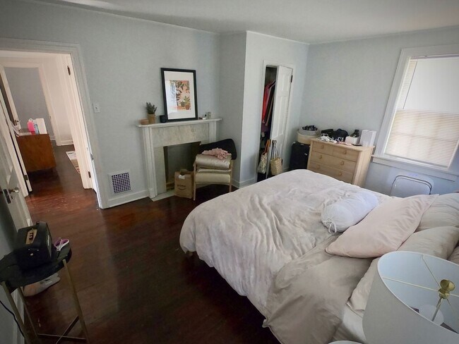 Building Photo - 9/1 Beautiful Hidden GEM. 2 Blocks from Wa...
