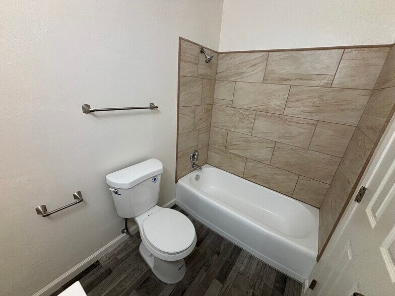 Building Photo - 465 W Ramona Dr