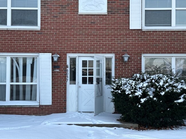 Building Photo - Updated 2 bed 1 bath apartment in the heart of Speedway