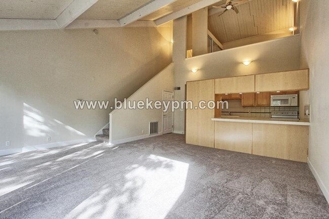 Building Photo - 2 Bed, 2 Bath Home - 1 Bed or Office and Bath on Main Floor