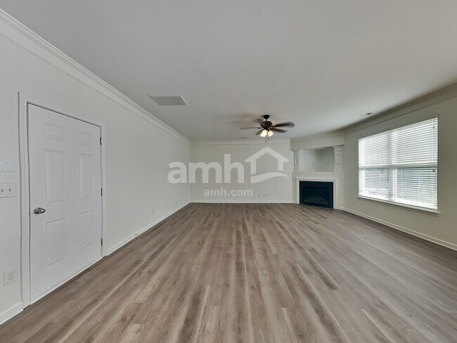 Building Photo - 2004 Centerview Dr