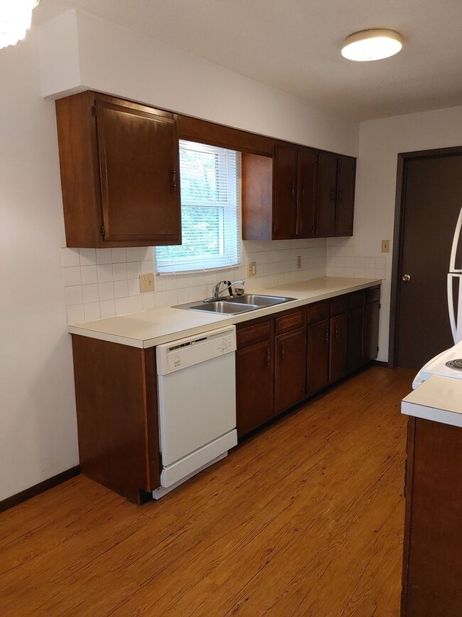 Building Photo - 616 Boxwood Dr