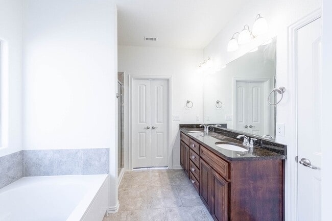 Building Photo - 4 Bedroom 2 Bathroom Ready to rent April 1st, 2026