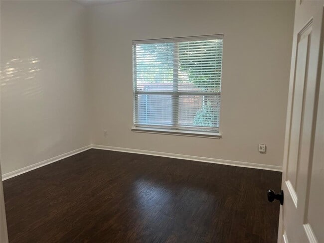 Building Photo - 600 Spanish Oak Terrace