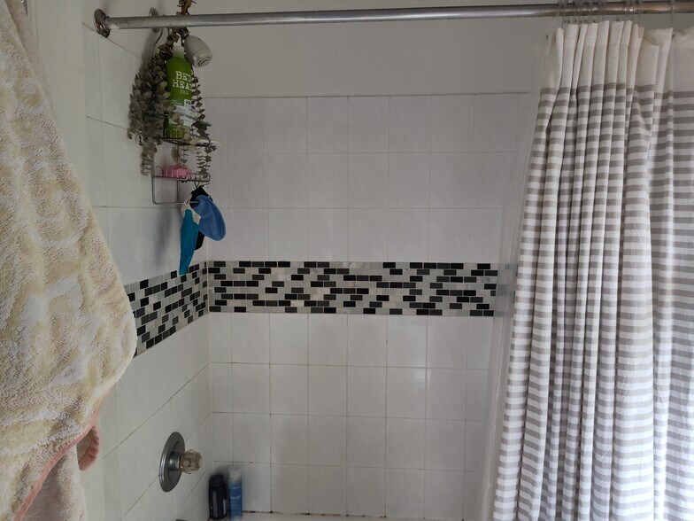 2nd floor bath - 3918 Commonwealth St
