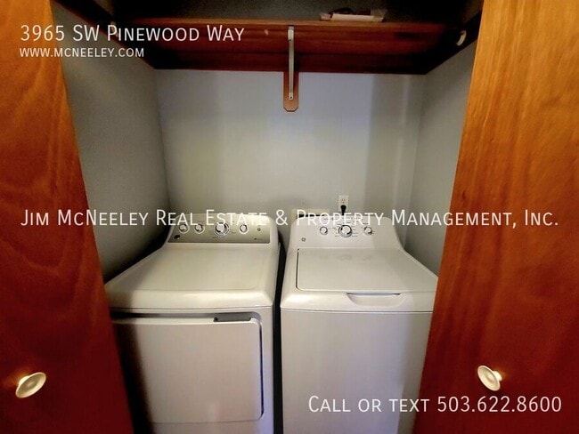 Building Photo - 3965 SW Pinewood Way