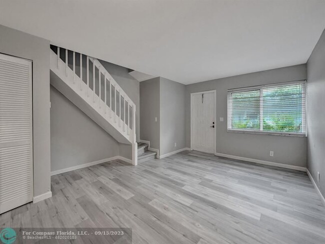 Building Photo - 9845 Riverside Dr