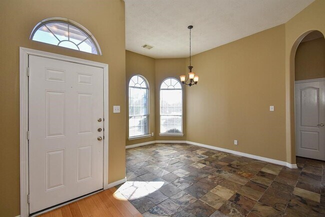 Building Photo - 2811 Little Spring Cir