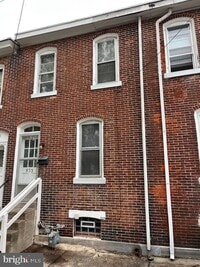 Building Photo - 933 Jackson St