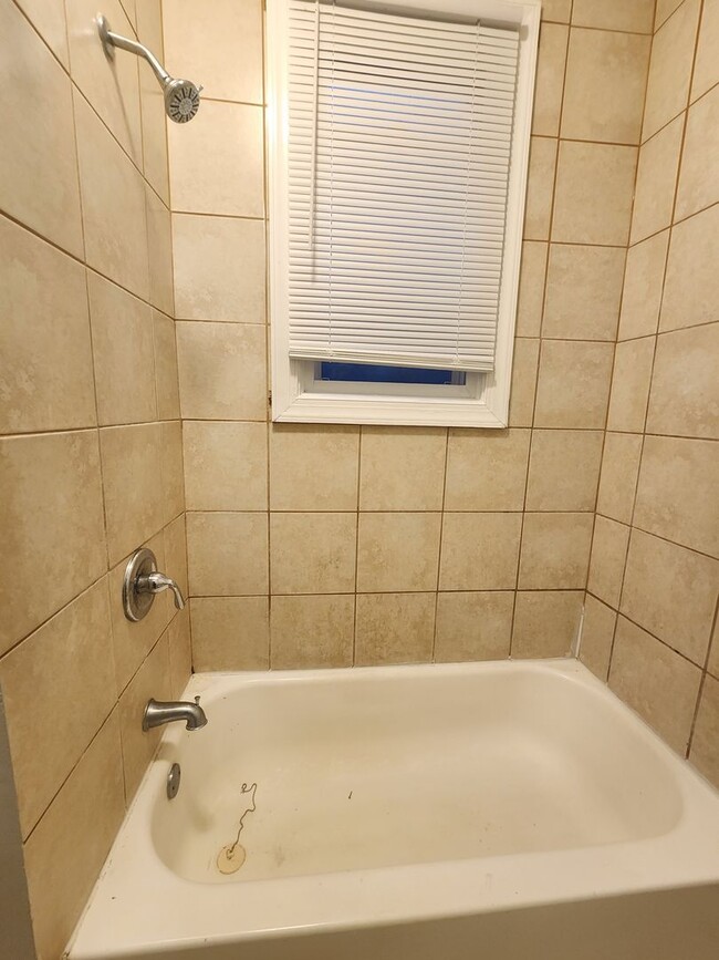 Building Photo - Beautiful 3 Bedroom 1.5 Bathroom East Balt...