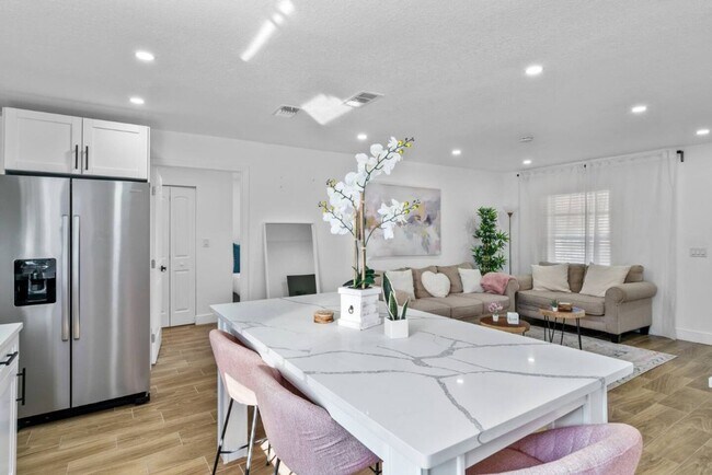 Building Photo - Modern 4BR South Tampa Home | Yard | Near the Bay