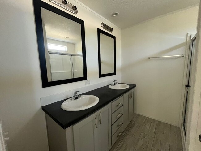 Building Photo - 18 Eland Dr