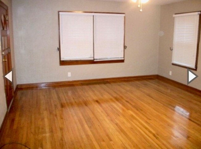 Building Photo - LARGE, 5 BD/2 BA house, near campus!