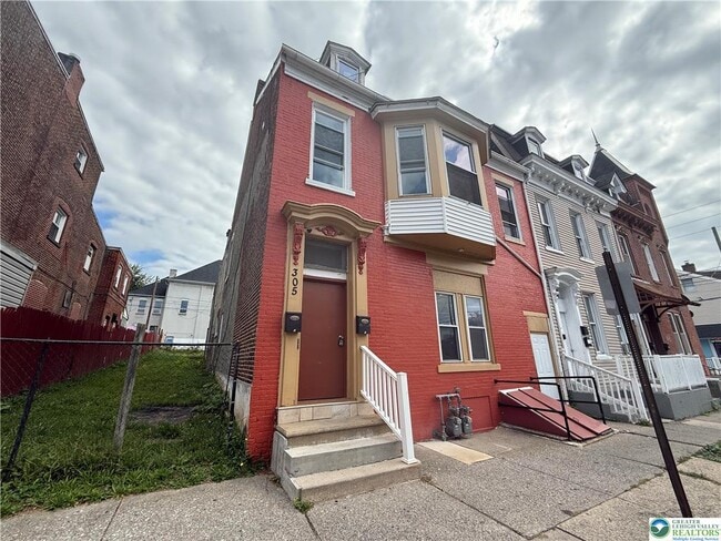 Building Photo - 305 N 2nd St