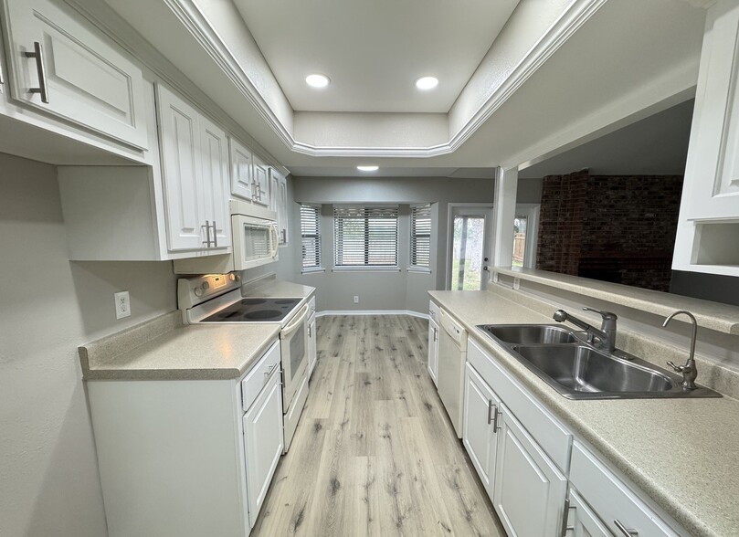 kitchen - 4023 Briar Hollow St