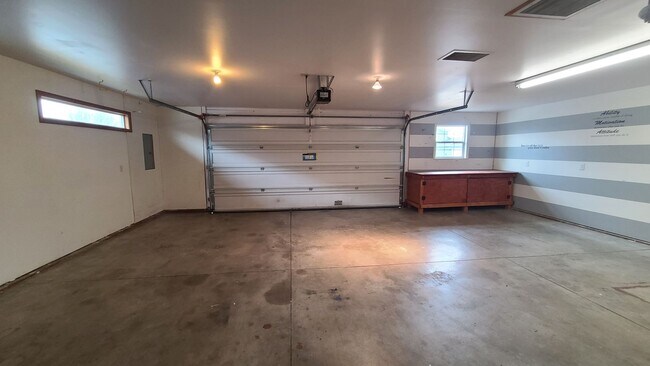 Building Photo - $1,995 - 2 Bed / 2 Bath Beautiful House in...