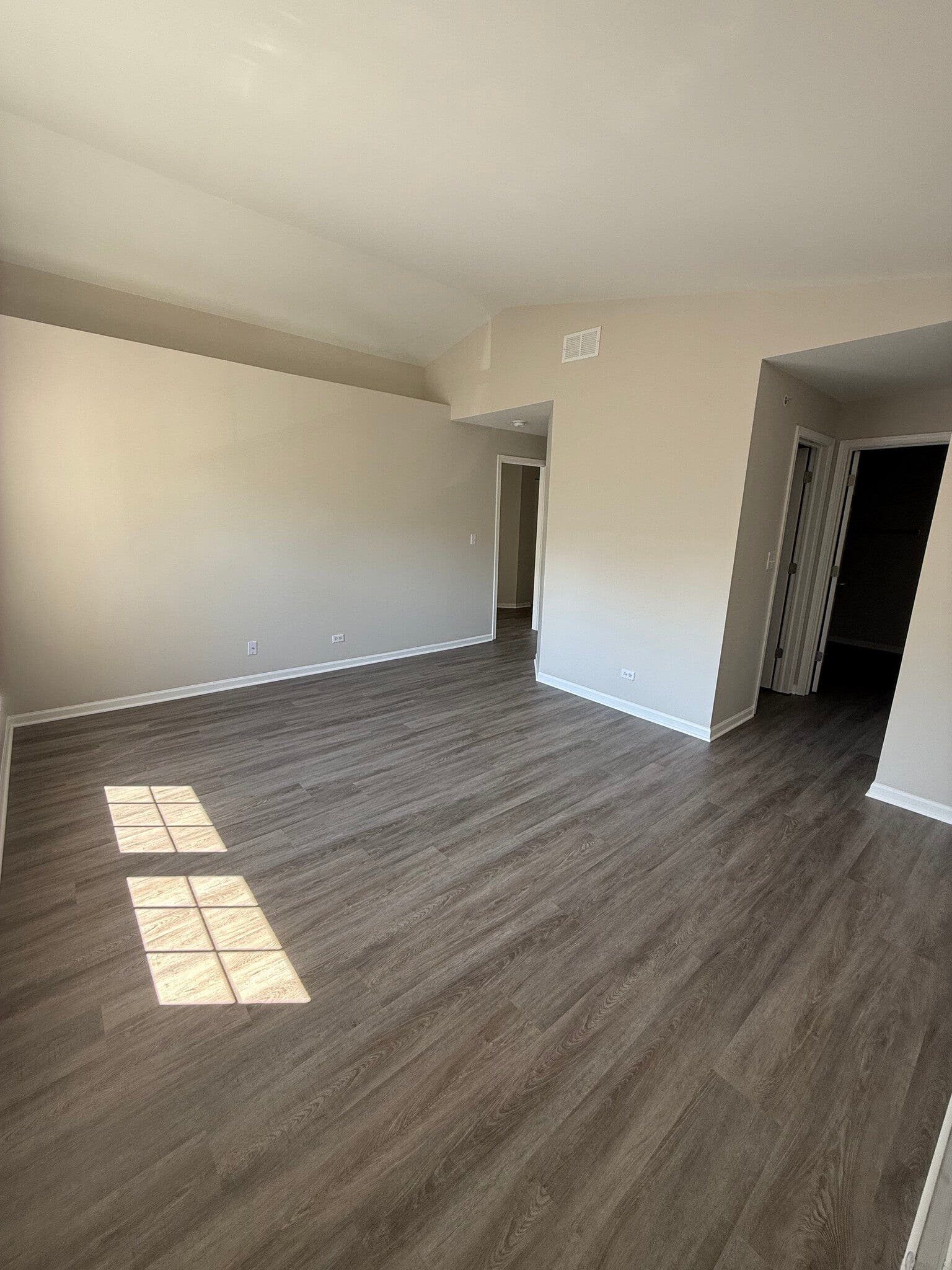 Building Photo - 2276 Vanderbilt Dr