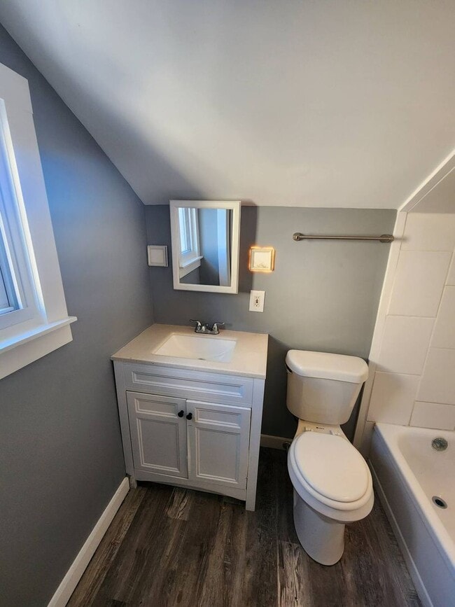 Building Photo - Charming 5-Bedroom Property in Prime Location