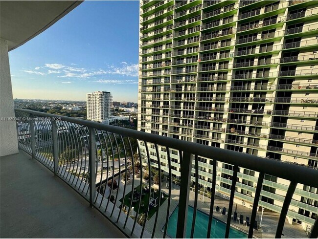 Primary Photo - 1750 N Bayshore Dr