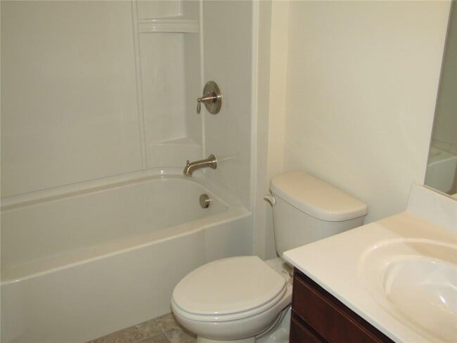 Building Photo - 462 Spring View Dr