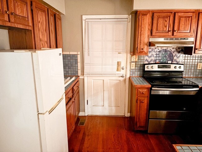 Building Photo - 3 bed 2 bath for rent