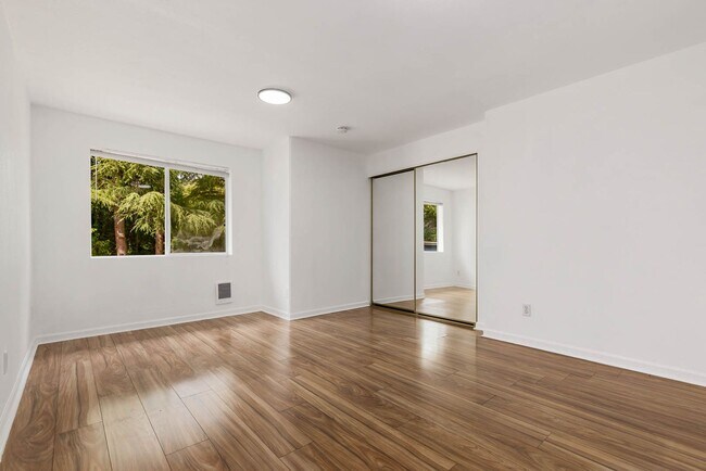 Building Photo - End-Unit Townhome in the Heart of Downtown Issaquah