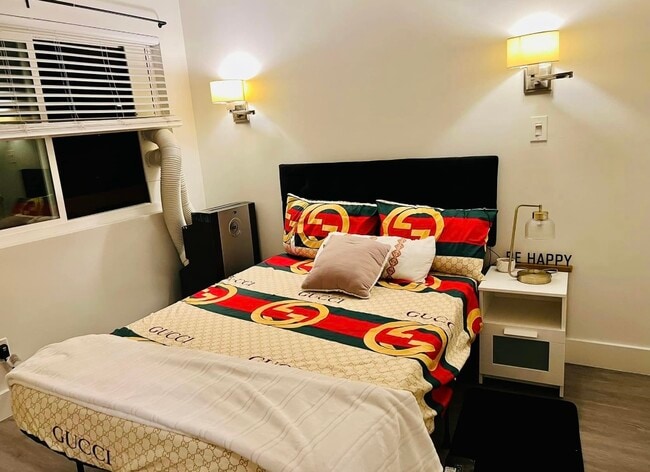 spacious bedroom - 3029 Broadway