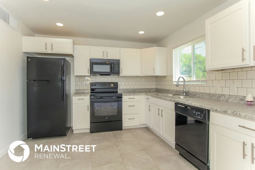 Building Photo - 8017 N 38th Ave