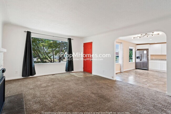 Building Photo - Three Bedroom Cottage in NE Salem!