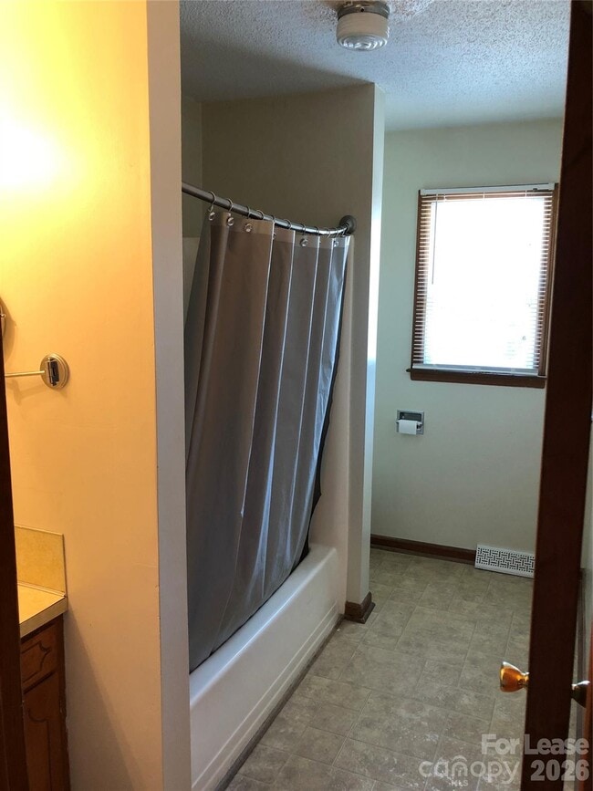 Building Photo - 1411 Roundtree Ln