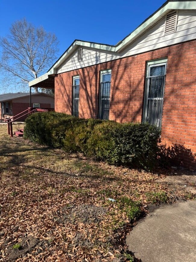 Building Photo - Charming Home You’ll Love Coming Home To.