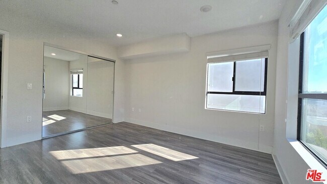 Building Photo - 5030 Rosewood Ave