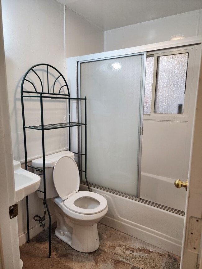 Building Photo - 1 bed 1 bath unit w/ shared laundry