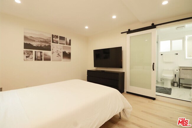 Building Photo - 9042 Phyllis Ave