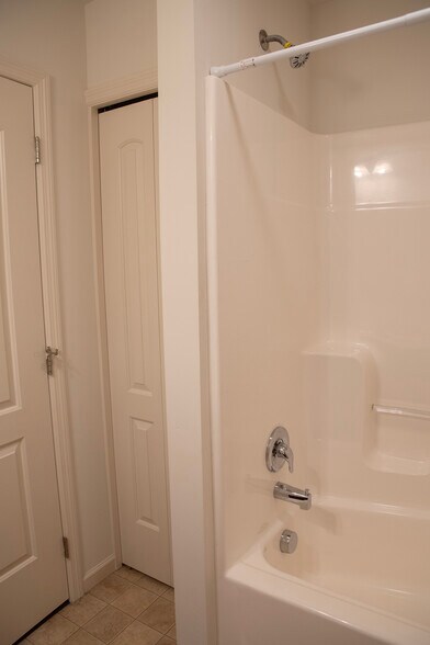 Building Photo - 635 Winding Ln