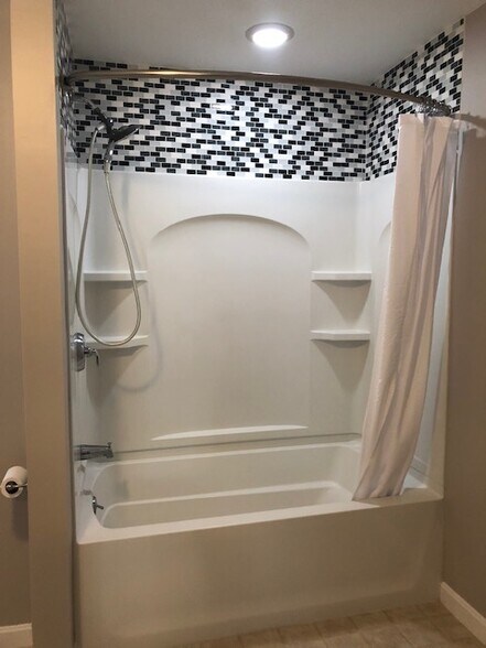 Shower/tub - 99 Orleans St
