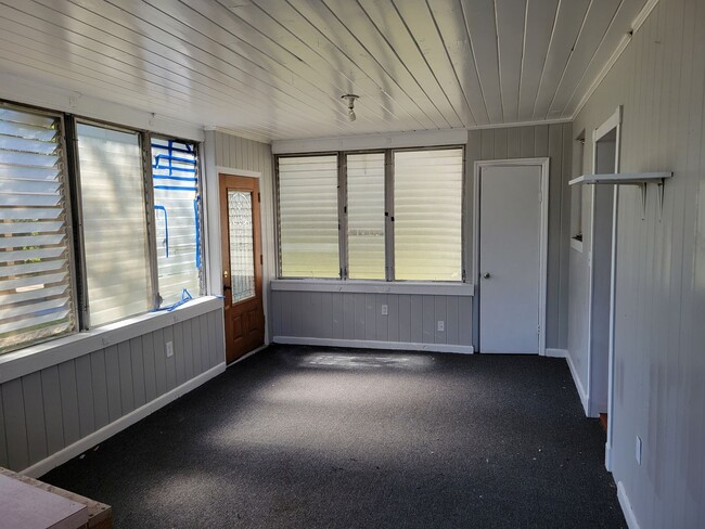 Building Photo - Spacious 4 Bedroom 2 Bath Home with Hardwo...