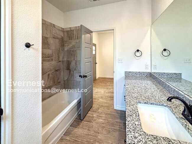 Building Photo - Limited Time Special Offer / 3 Bed, 2 Bath Home with Fenced Yard & Garage / Pet-Friendly / Availa...