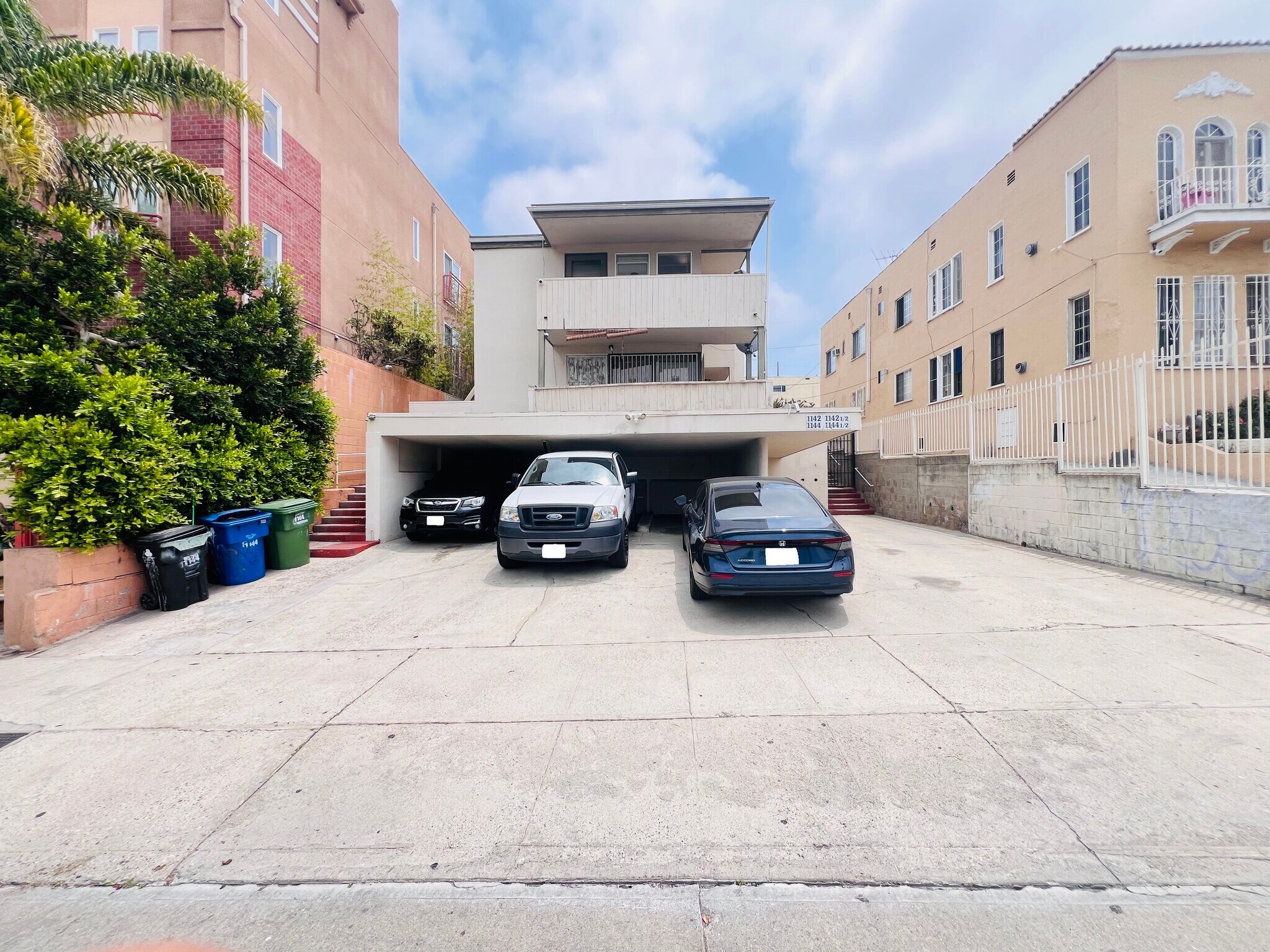 Building Photo - 1142 S Serrano Ave