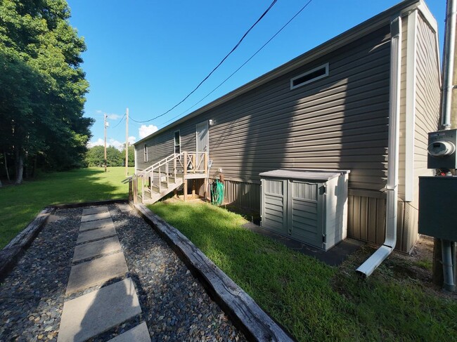Building Photo - 463 Comanche Rd