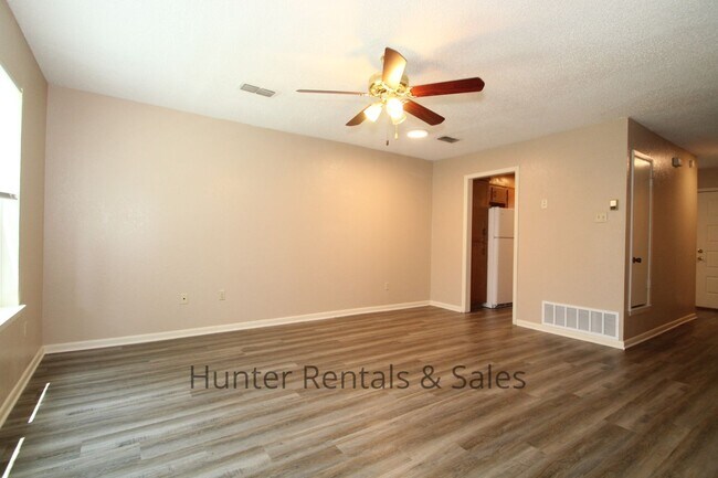 Building Photo - 3704 Hereford Ln