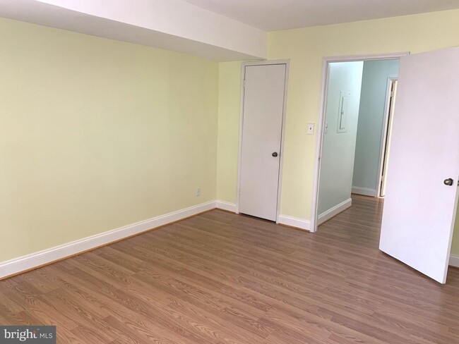 Building Photo - Beautiful upgraded ground level 1 bedroom ...