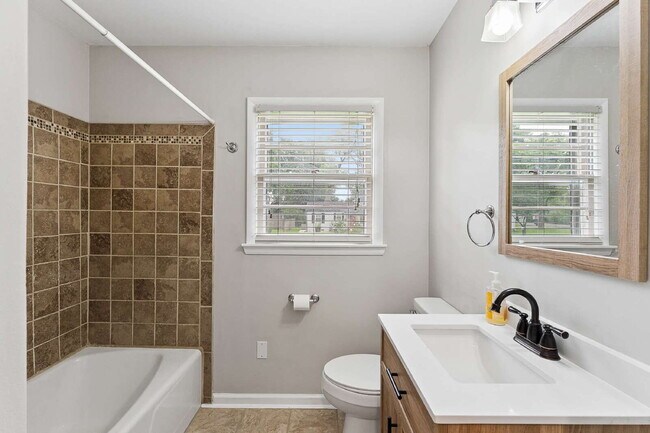 Building Photo - "Charming 3-Bedroom Retreat with Spacious Living in Murfreesboro!"