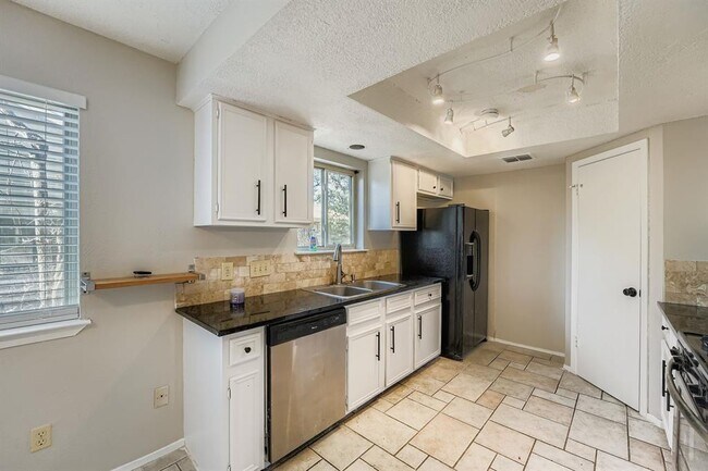 Building Photo - 1415 Lance Way