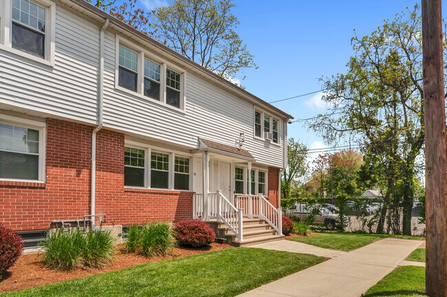 Building Photo - Savin Court Apartments