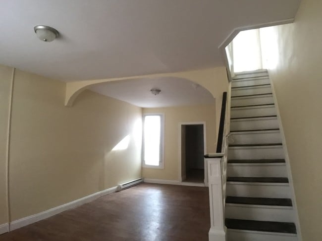 Building Photo - 2 Bedroom, 1 Bath Home