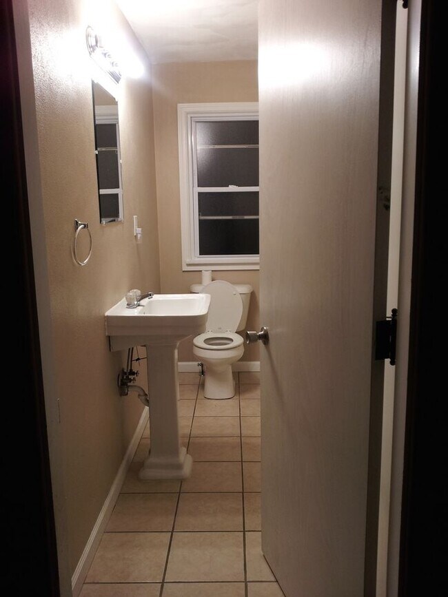 Building Photo - 917 N Center