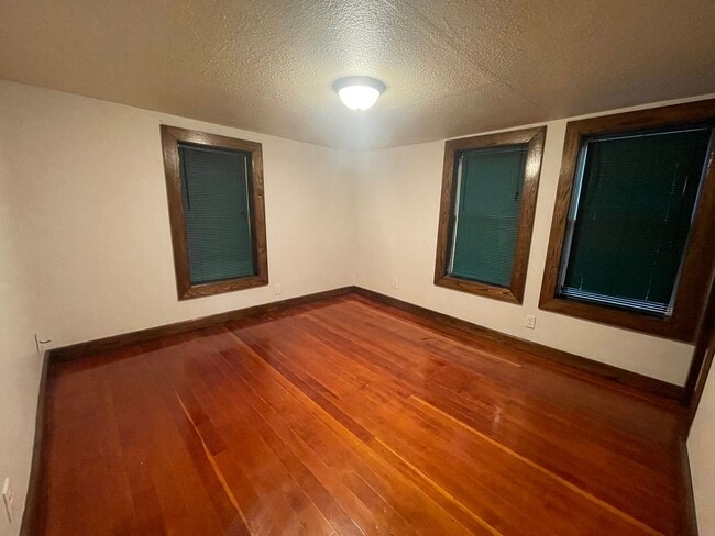 Building Photo - 3 Bedroom Kenwood Home