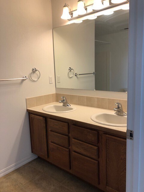 Building Photo - 4 Bedroom 2.5 Bath with 2 car garage